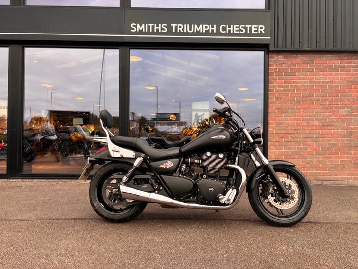 TRIUMPH THUNDERBIRD 1700