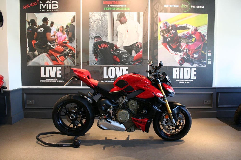 Used Ducati STREETFIGHTER V4S STREETFIGHTER V4S 1103 DUCATI QUICK SHIFT - EVO 2 for sale in Watford