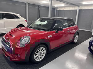 Watch video of Mini HATCH HATCH 2.0 COOPER SD EURO 6 (S/S) 3DR in Chesterfield