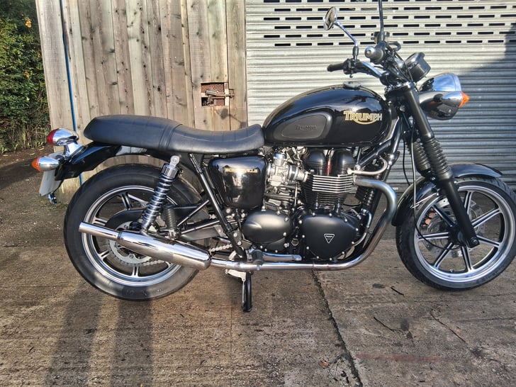 TRIUMPH BONNEVILLE T100