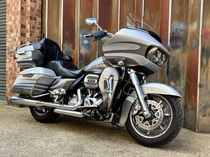 Harley-Davidson CVO 1800 FLTRUSE ROAD GLIDE ULTRA