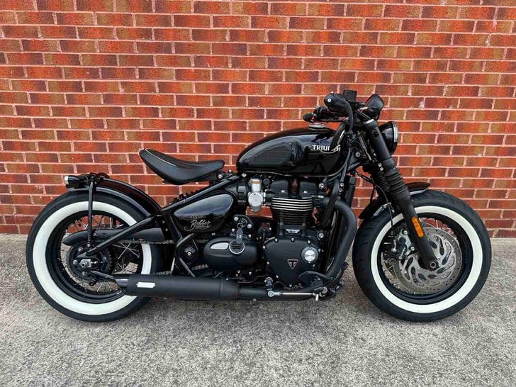 Triumph BONNEVILLE BOBBER BLACK