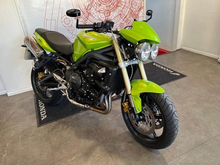 Triumph STREET TRIPLE 675