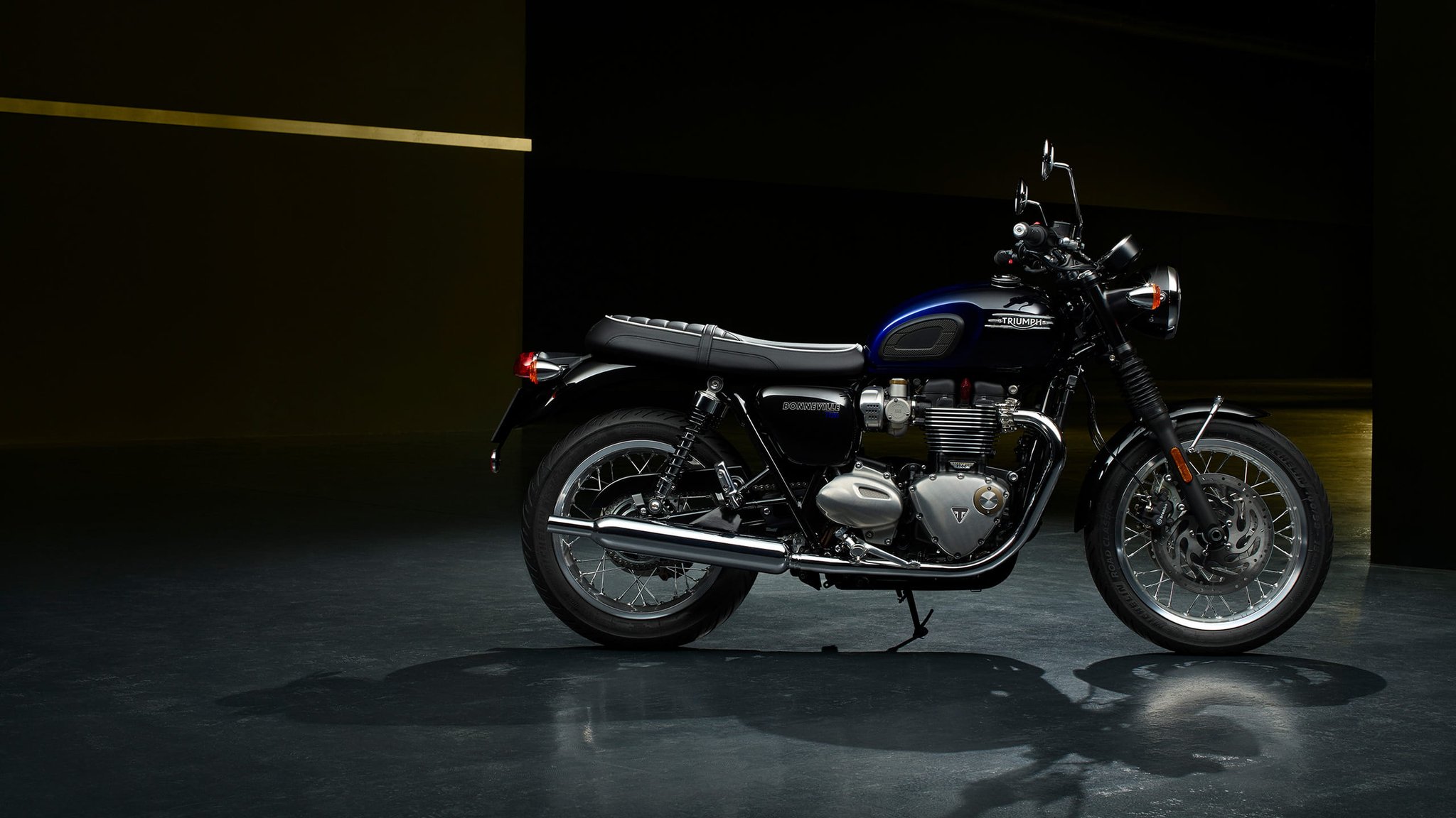 Triumph Bonneville T120 Blue Stealth Edition
