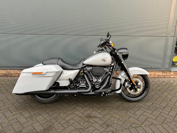 Harley-Davidson TOURING FLHRXS ROAD KING SPECIAL