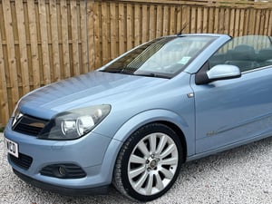 Used Vauxhall ASTRA ASTRA 2.0I 16V DESIGN TWIN TOP 2DR for sale in Chesterfield | Image 2