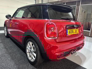 Watch video of Mini HATCH HATCH 2.0 COOPER SD EURO 6 (S/S) 3DR in Chesterfield