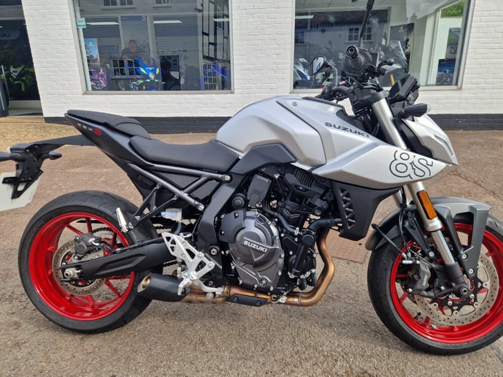 Suzuki GSX-8S
