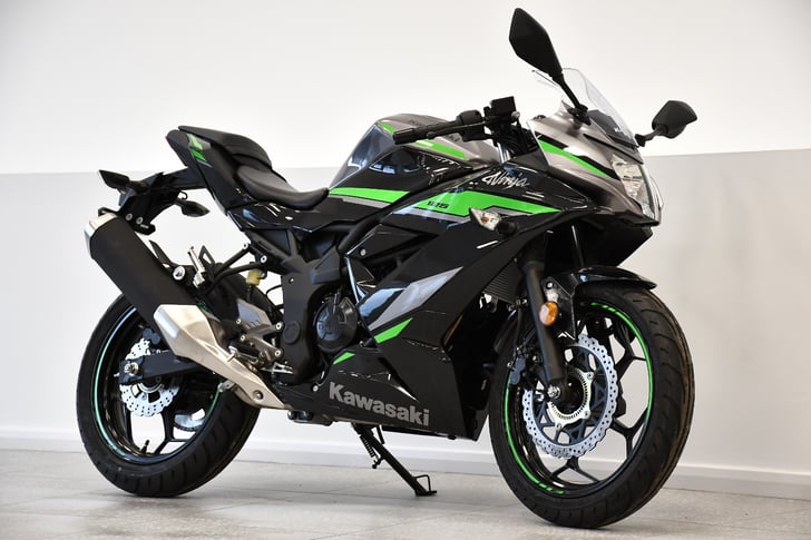 Kawasaki ninja deals 125 black 2020