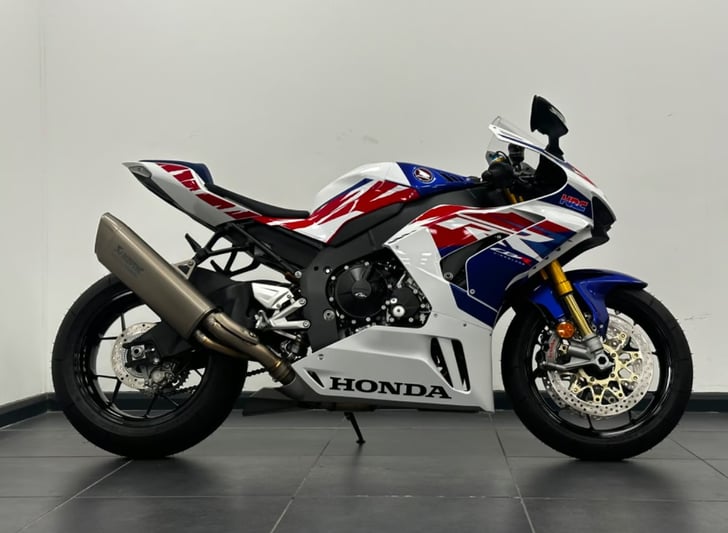 HONDA CBR1000RR-R Fireblade SP 30th Anniversary