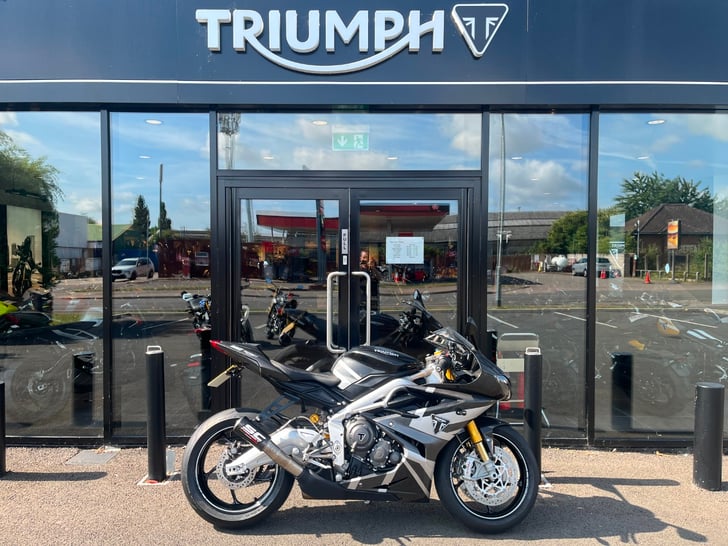 TRIUMPH DAYTONA MOTO2 765
