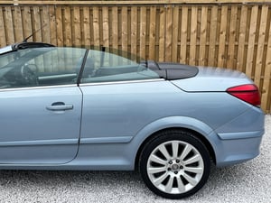 Used Vauxhall ASTRA ASTRA 2.0I 16V DESIGN TWIN TOP 2DR for sale in Chesterfield | Image 2