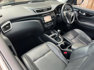 Used Nissan QASHQAI QASHQAI 1.2 DIG-T TEKNA 2WD EURO 6 (S/S) 5DR for sale in Chesterfield | Image 2