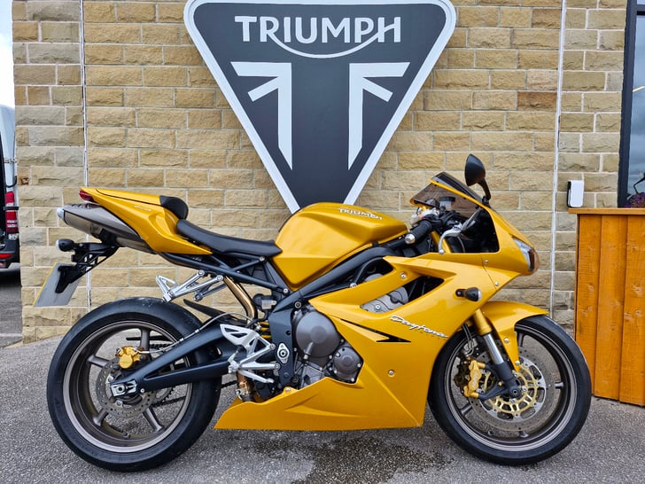 TRIUMPH DAYTONA 675