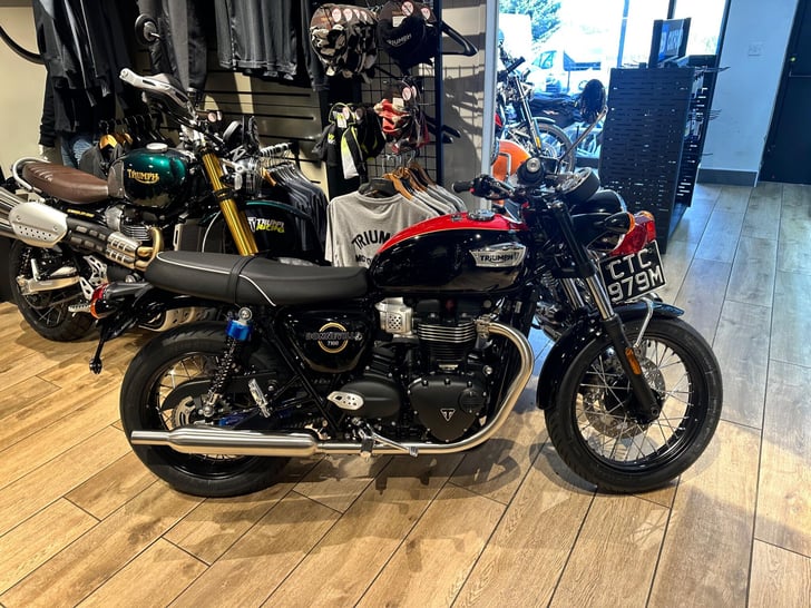 TRIUMPH BONNEVILLE T100 900