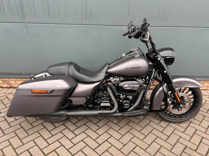 Harley-Davidson TOURING FLHRXS ROAD KING SPECIAL