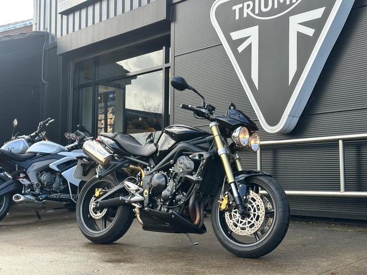 Triumph STREET TRIPLE 675