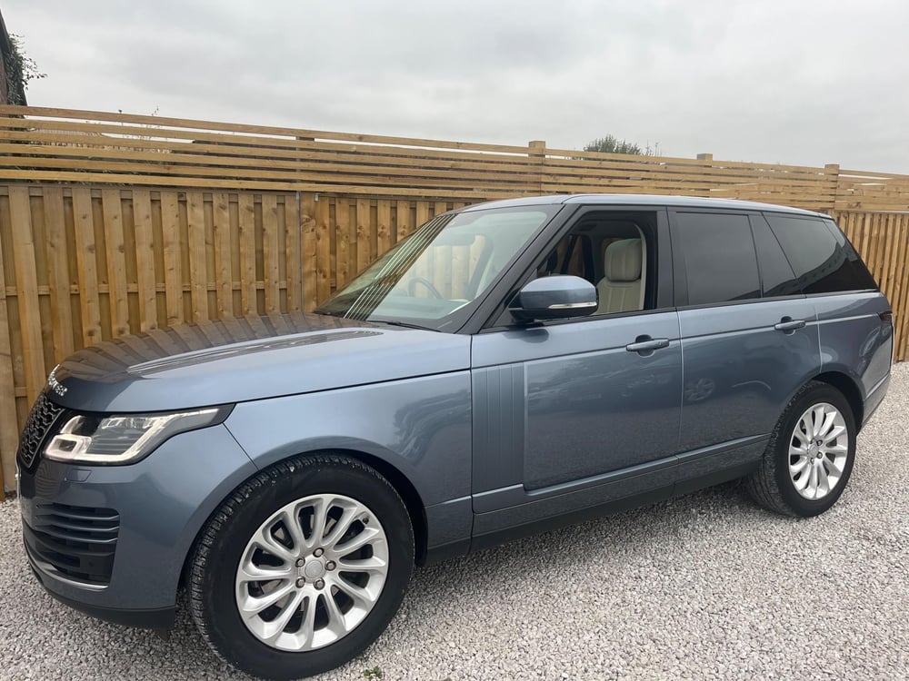 Used Land Rover RANGE ROVER RANGE ROVER 3.0 SD V6 VOGUE AUTO 4WD EURO 6 (S/S) 5DR for sale in Chesterfield