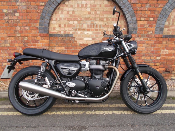 TRIUMPH STREET TWIN
