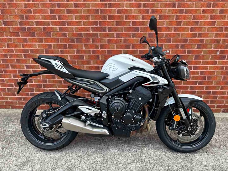 Triumph STREET TRIPLE R