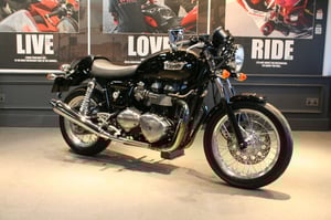 Used Triumph THRUXTON 900 THRUXTON 900 865 for sale in Watford | Image 2