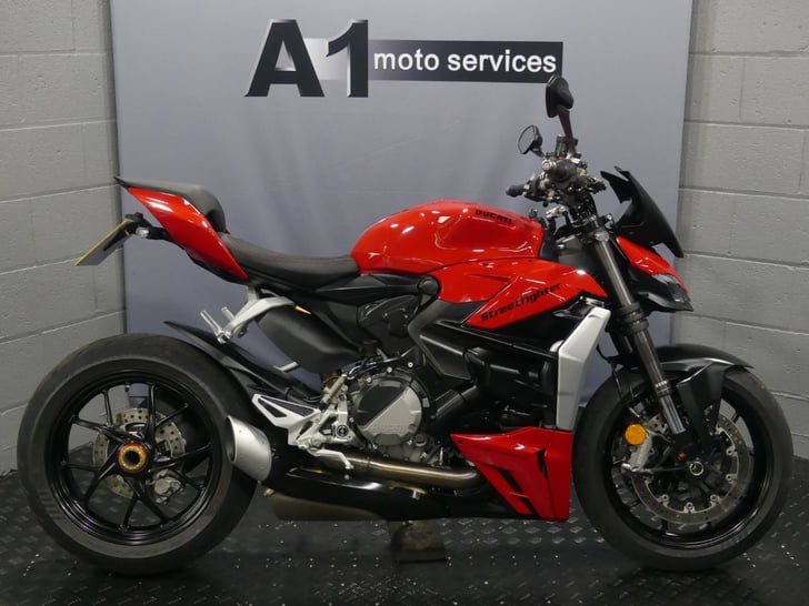 Ducati STREETFIGHTER V2