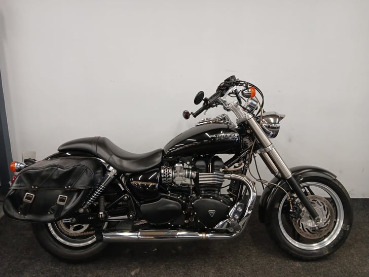 Triumph SPEEDMASTER 865