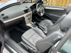 Used Vauxhall ASTRA ASTRA 2.0I 16V DESIGN TWIN TOP 2DR for sale in Chesterfield | Image 3