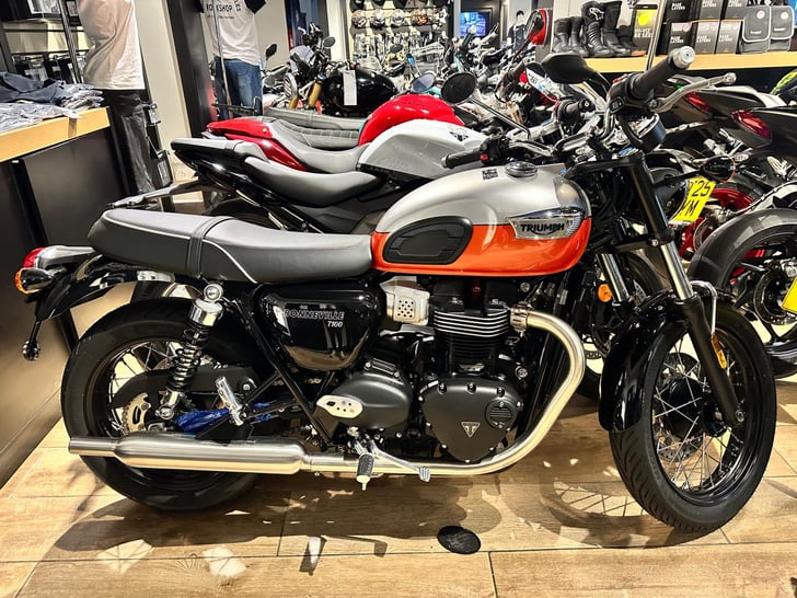 Triumph BONNEVILLE T100 900