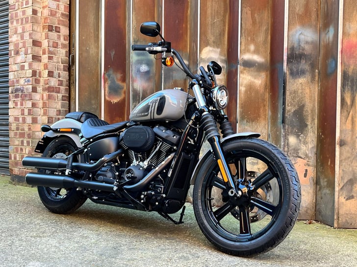 Harley-Davidson SOFTAIL 1870 STREET BOB 114 (COLOUR)