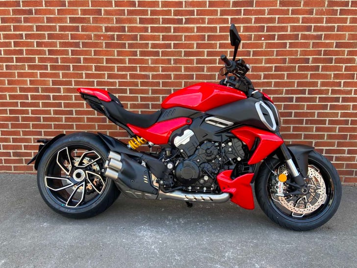 DUCATI DIAVEL V4