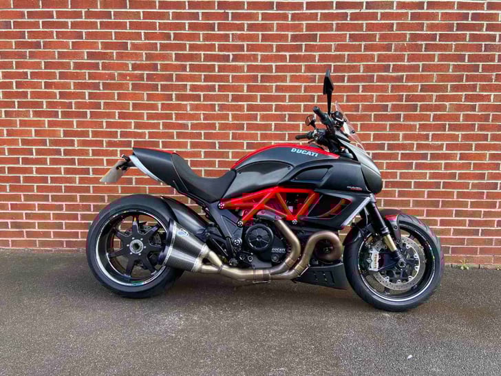 Ducati DIAVEL CARBON