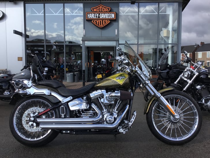 HARLEY-DAVIDSON CVO FXSBE BREAKOUT