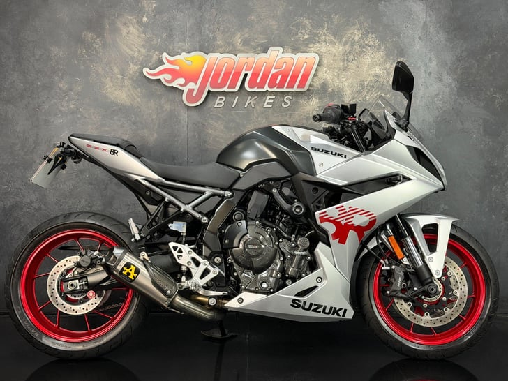 Suzuki GSX-8R 776