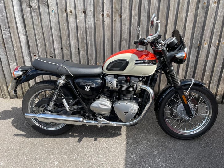 TRIUMPH BONNEVILLE T100