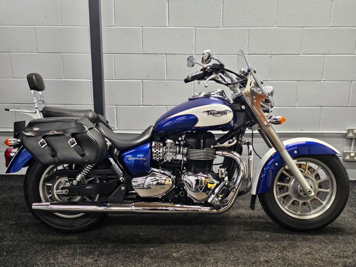Triumph BONNEVILLE AMERICA