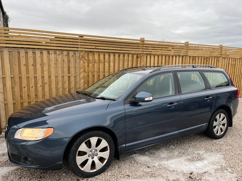 Used Volvo V70 V70 2.4 D5 SE GEARTRONIC EURO 4 5DR for sale in Chesterfield