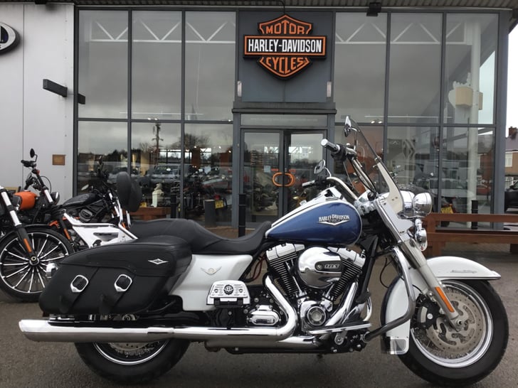 Harley-Davidson TOURING FLHRC ROAD KING CLASSIC