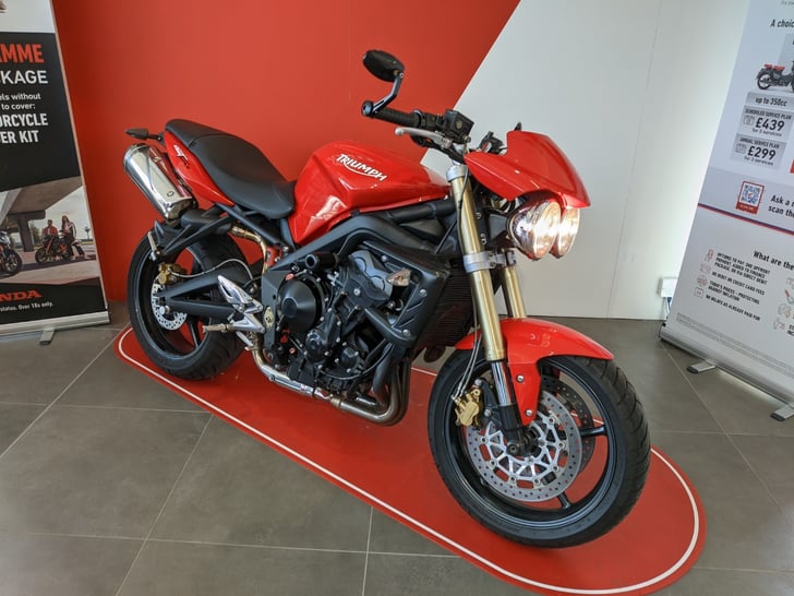 Triumph STREET TRIPLE