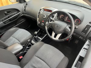 Used Kia CEED CEED 1.6 CRDI 2 SPORTS WAGON EURO 4 5DR for sale in Chesterfield | Image 2