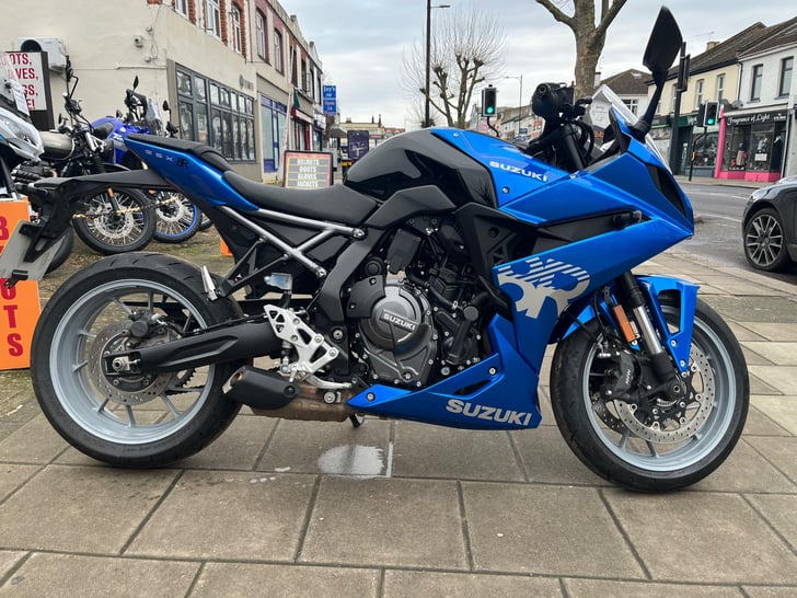 Suzuki GSX-8R 776