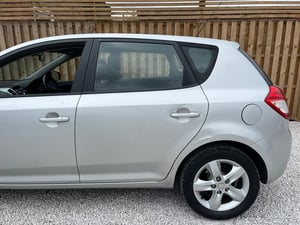 Used Kia CEED CEED 1.4 VR-7 EURO 5 5DR for sale in Chesterfield | Image 2