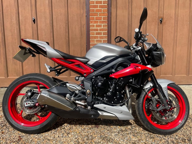 TRIUMPH STREET TRIPLE 675