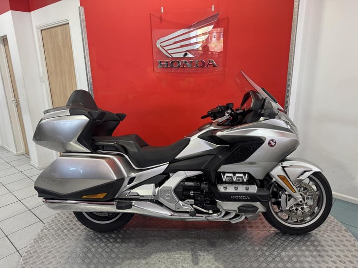 Honda GL1800 GOLD WING TOUR DCT