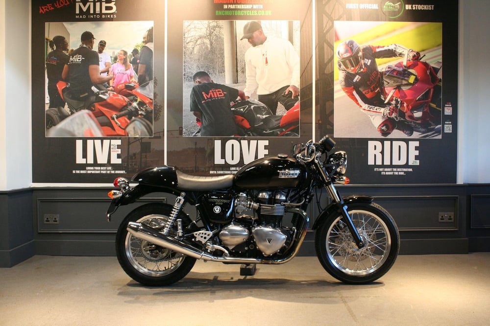 Used Triumph THRUXTON 900 THRUXTON 900 865 for sale in Watford