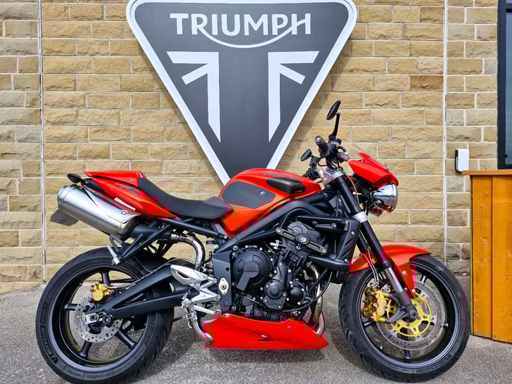 Triumph STREET TRIPLE 675