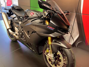 Used Honda CBR1000RR-R FIREBLADE SP CARBON CBR1000RR-R FIREBLADE SP CARBON for sale in Newcastle Under Lyme  | Image 3