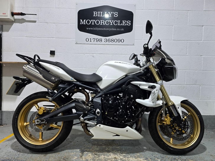 Triumph STREET TRIPLE 675