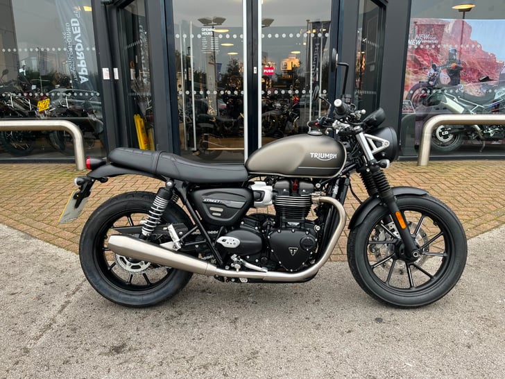 TRIUMPH STREET TWIN