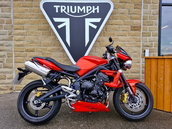 Triumph STREET TRIPLE 675